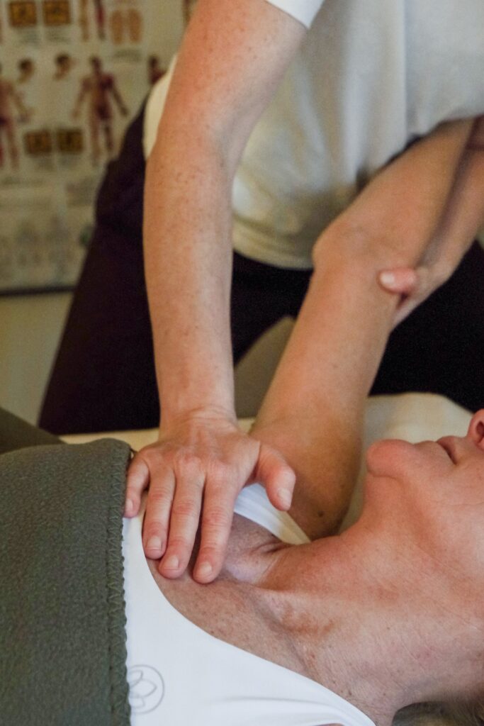 Kropsterapi. Jeg behandler med pulserende massage, tryk og samtale. Udgangspunktet er dig og det du mærker og oplever. Jeg hjælper dig til at komme ned i kroppen og mærke dig selv, slippe spændinger og skabe nysgerrighed på, hvorfor spændingerne er opstået.