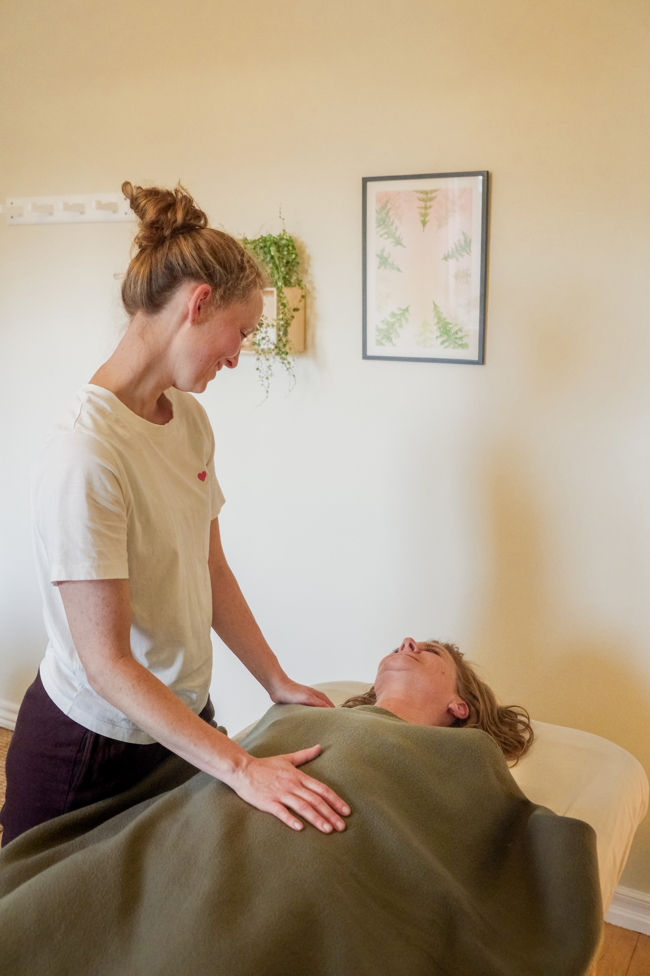 Kropsterapi. Mærker du uro? Har du en følelse af ikke at kunne mærke din krop og mærke, hvad du har lyst til? Måske har du hovedpine, ondt i maven og har svært ved at trække vejret dybt og roligt?