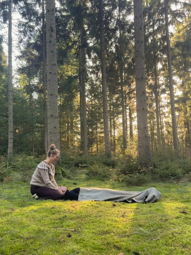 Oplever du uro, sitren i kroppen, svært ved at mærke dig selv – tegn på stress? Så kan naturen være der, hvor du kan finde ro i dit nervesystem med naturterapi i Silkeborg