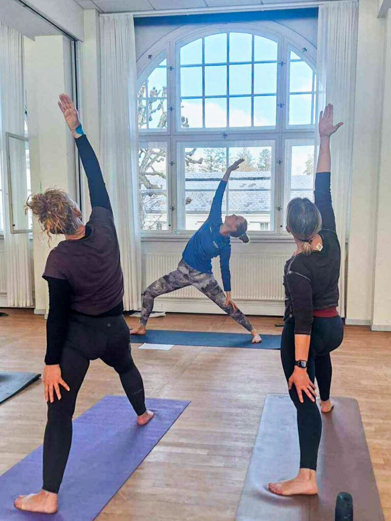 Yoga på arbejdspladsen eller i foreningen er en effektiv måde at reducere stress, øge fokus og styrke trivslen blandt medarbejderne.